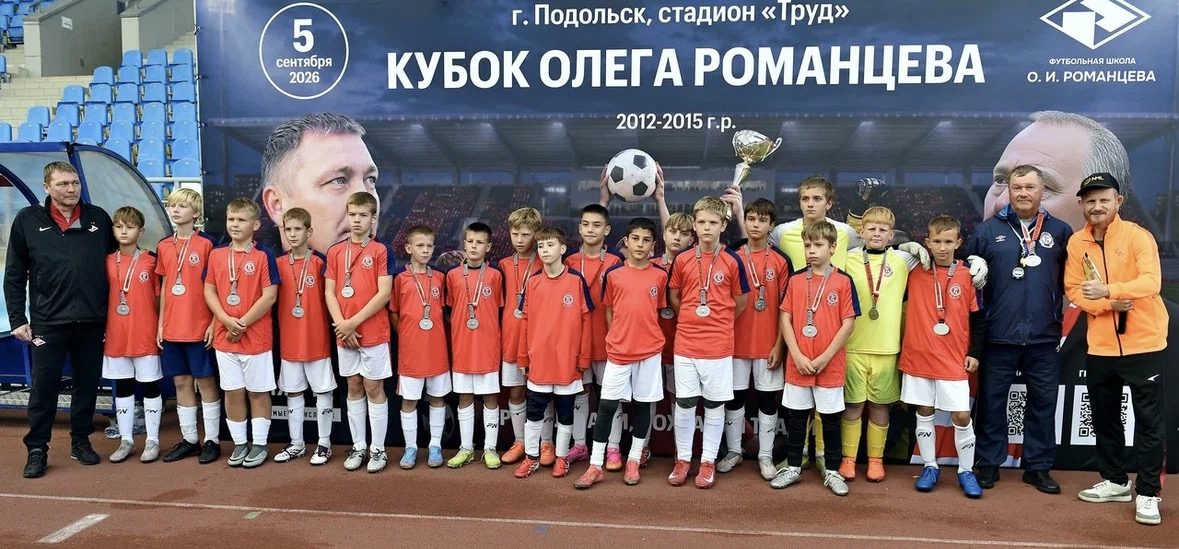 Команда серебряных призёров с медалями